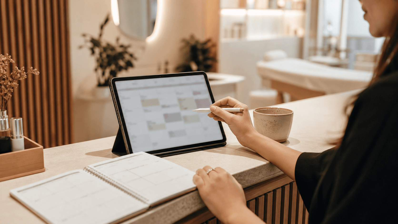 Tablet con calendario de reservas en un estudio de micropigmentación
